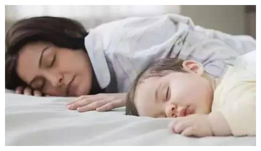 宝宝与大人同床睡有哪些坏处？什么时候与婴儿分床睡最好